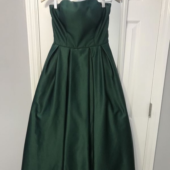 Emerald gown with side pockets - Picture 2 of 2